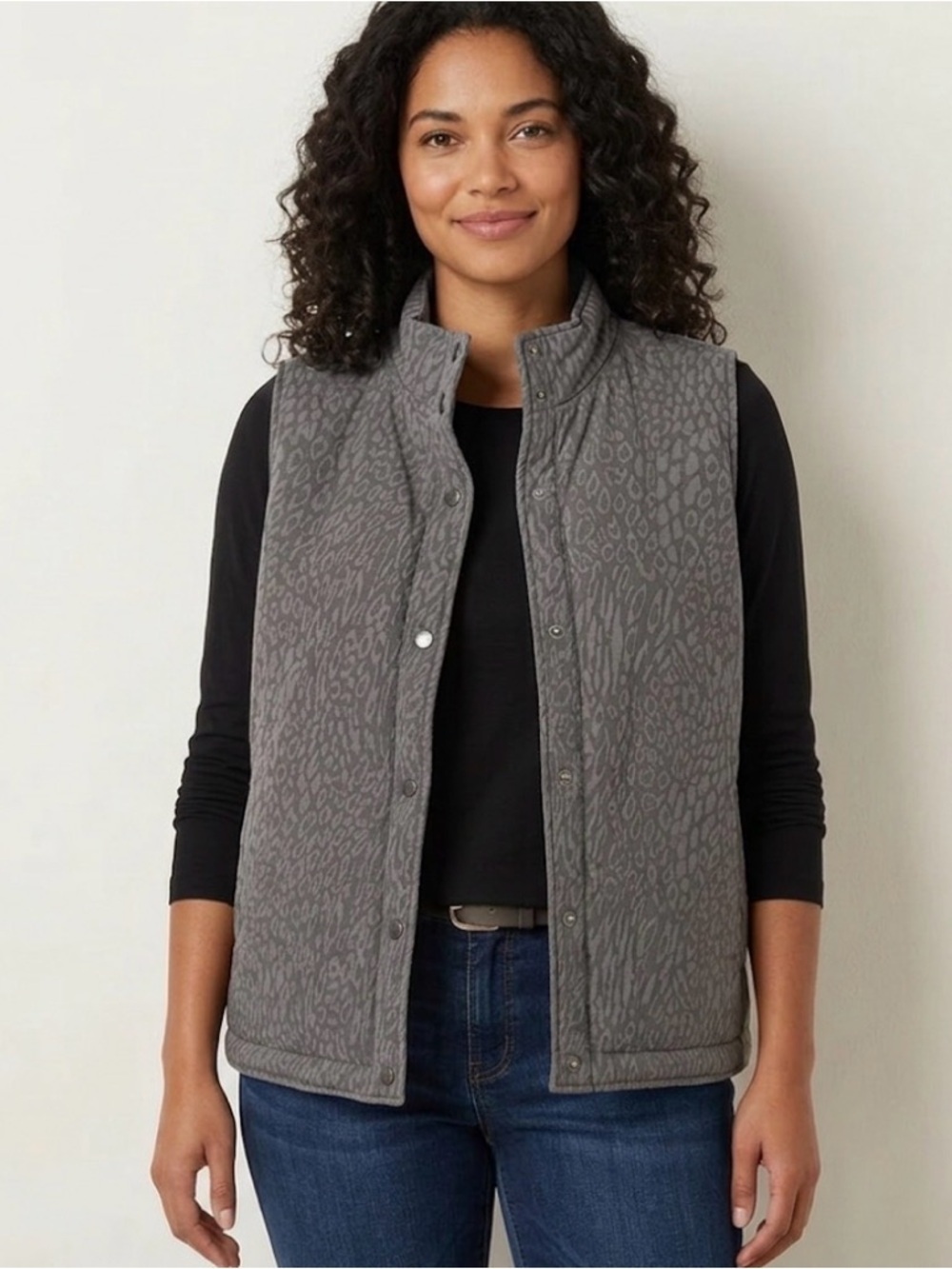 Chico’s Quilted Gray Leopard Print Vest Size 1 Medium Snap Front